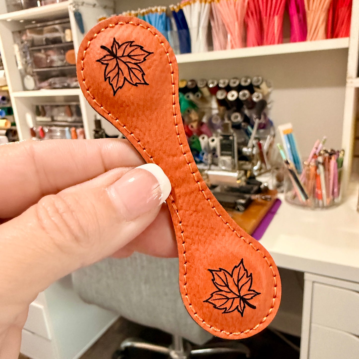 Teardrop Shape Leather Engraved Magnetic Bookmark